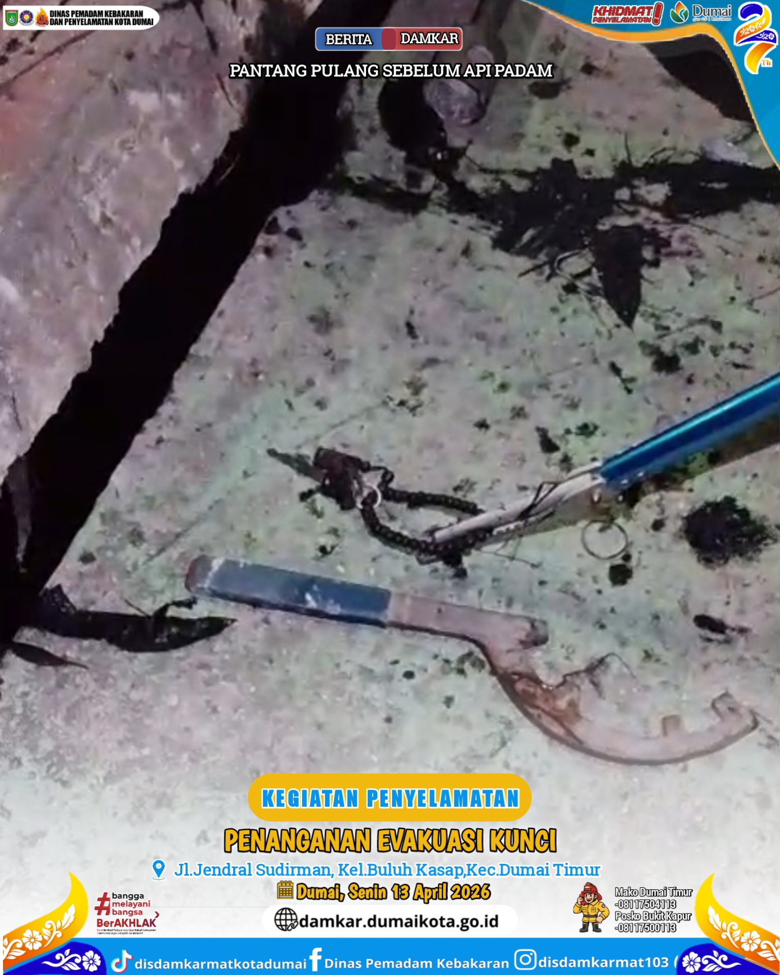 Evakuasi Kunci Motor Jatuh Dalam Drainase